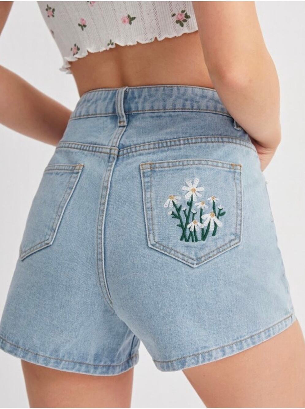 Romwe Floral Embroidered Light Wash Denim Shorts  size medium new